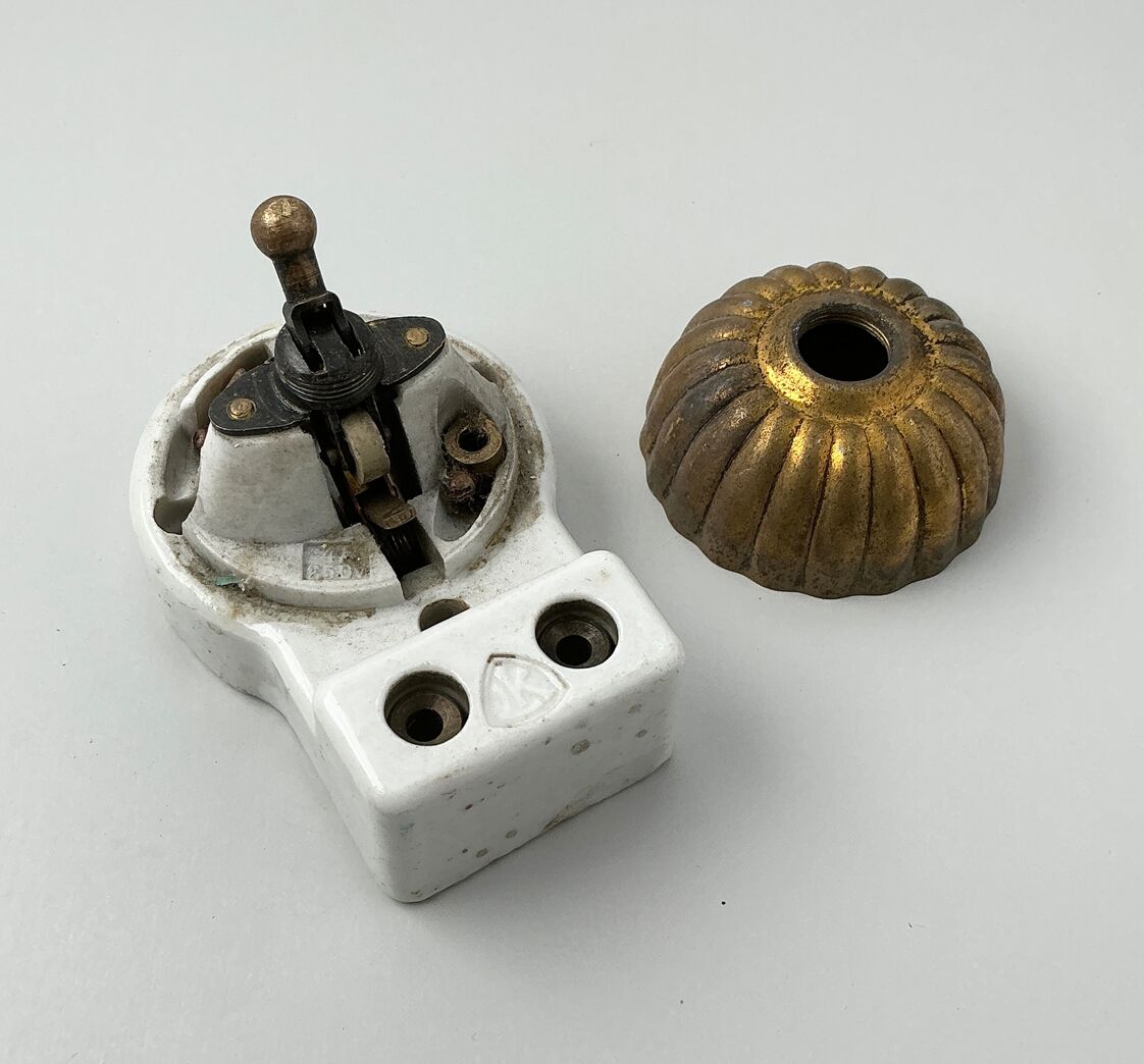 Messing stikkontakt riflet