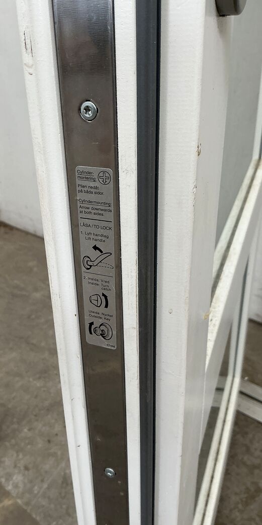 Hvid yderdør med matteret glas