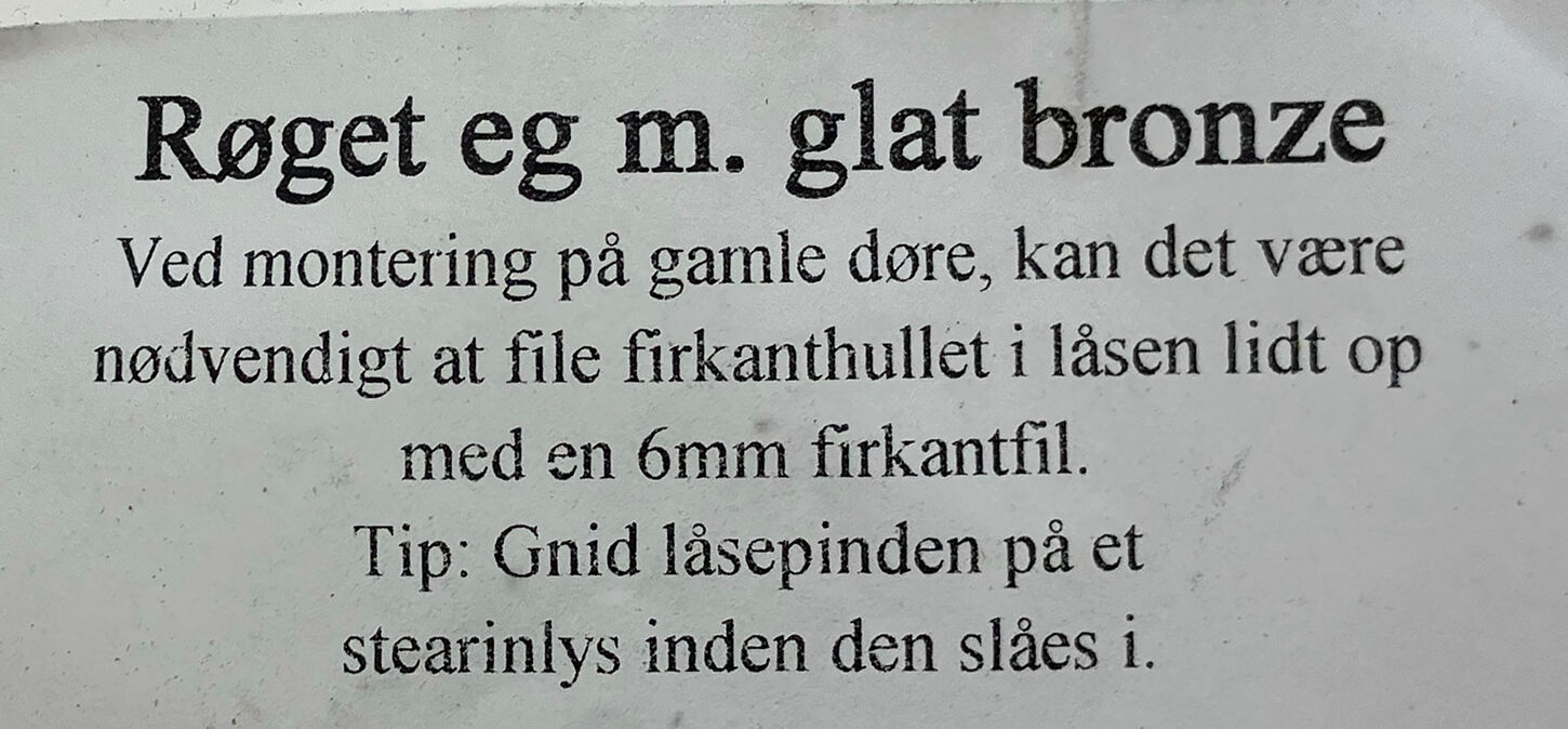 Knebelgreb i røget eg med bronzehalse