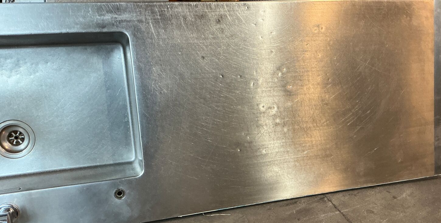 Stålbordplade med vask og blandingsbatteri