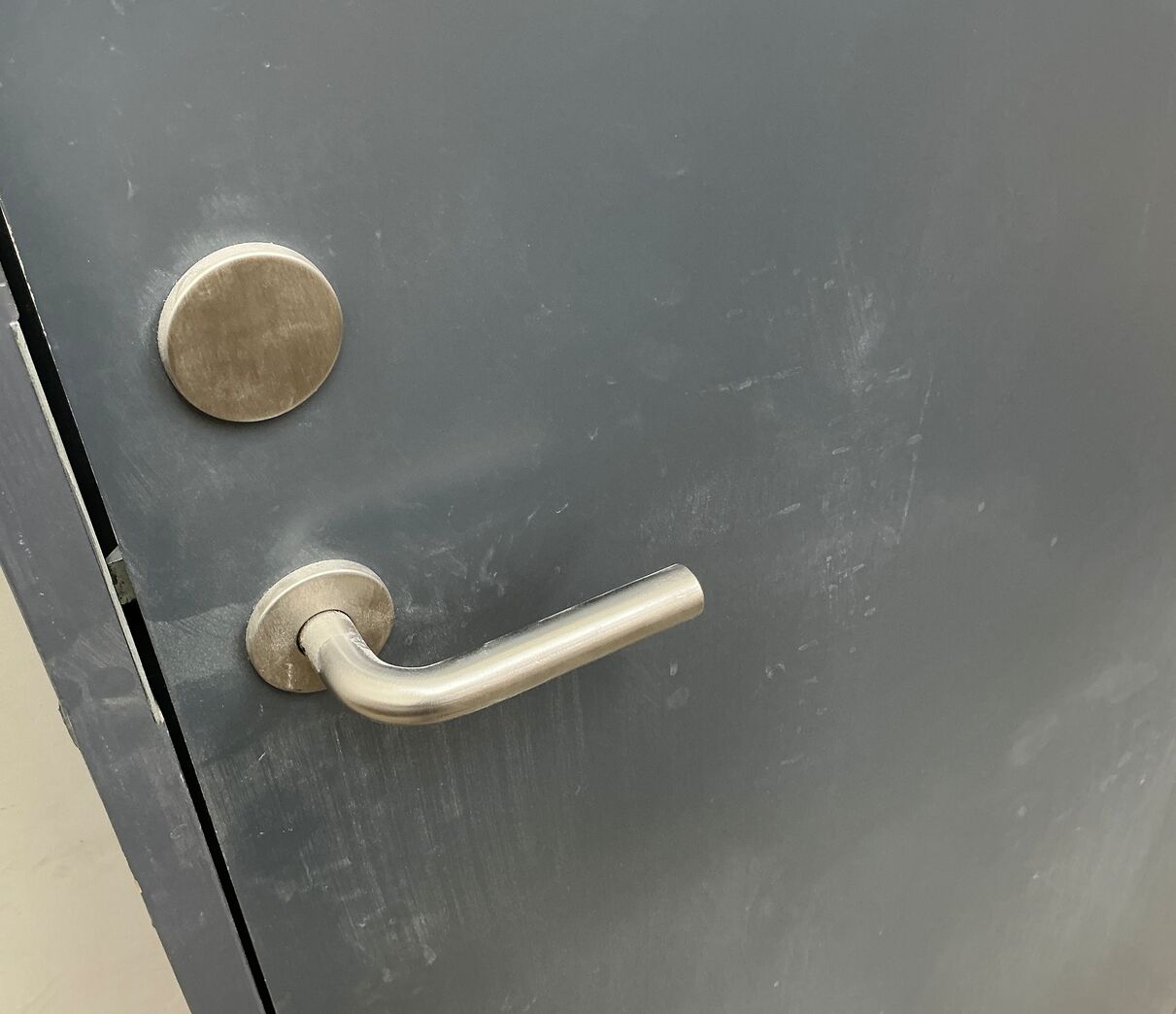 Massiv dør M9 m/karm