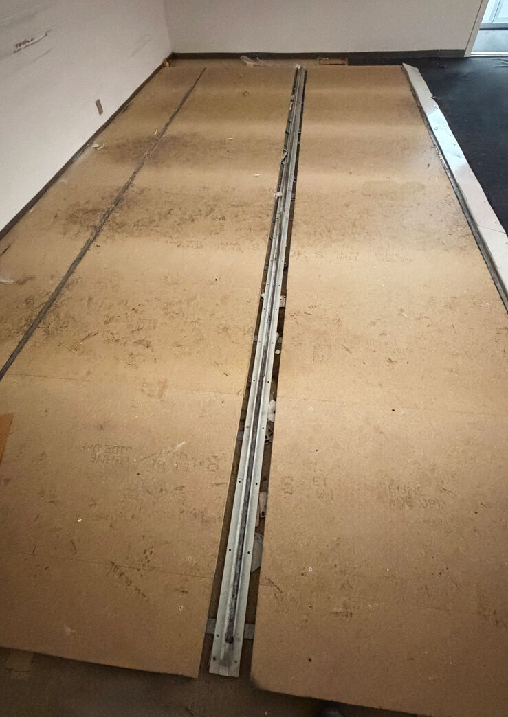 midterskinnen har lidt luft omkring så der er plads til styrehjul på reolvognen