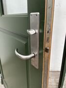 Grøn yderdør med karm