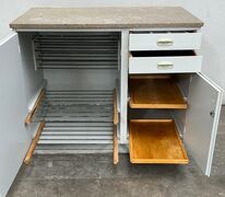 Lille malet 60'er køkken med terrazzoplade