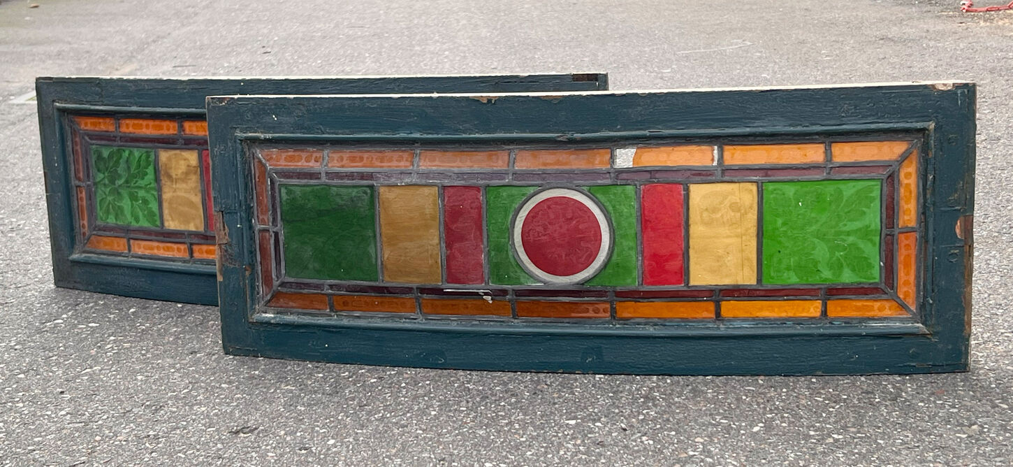 Vinduesramme med farvede glas