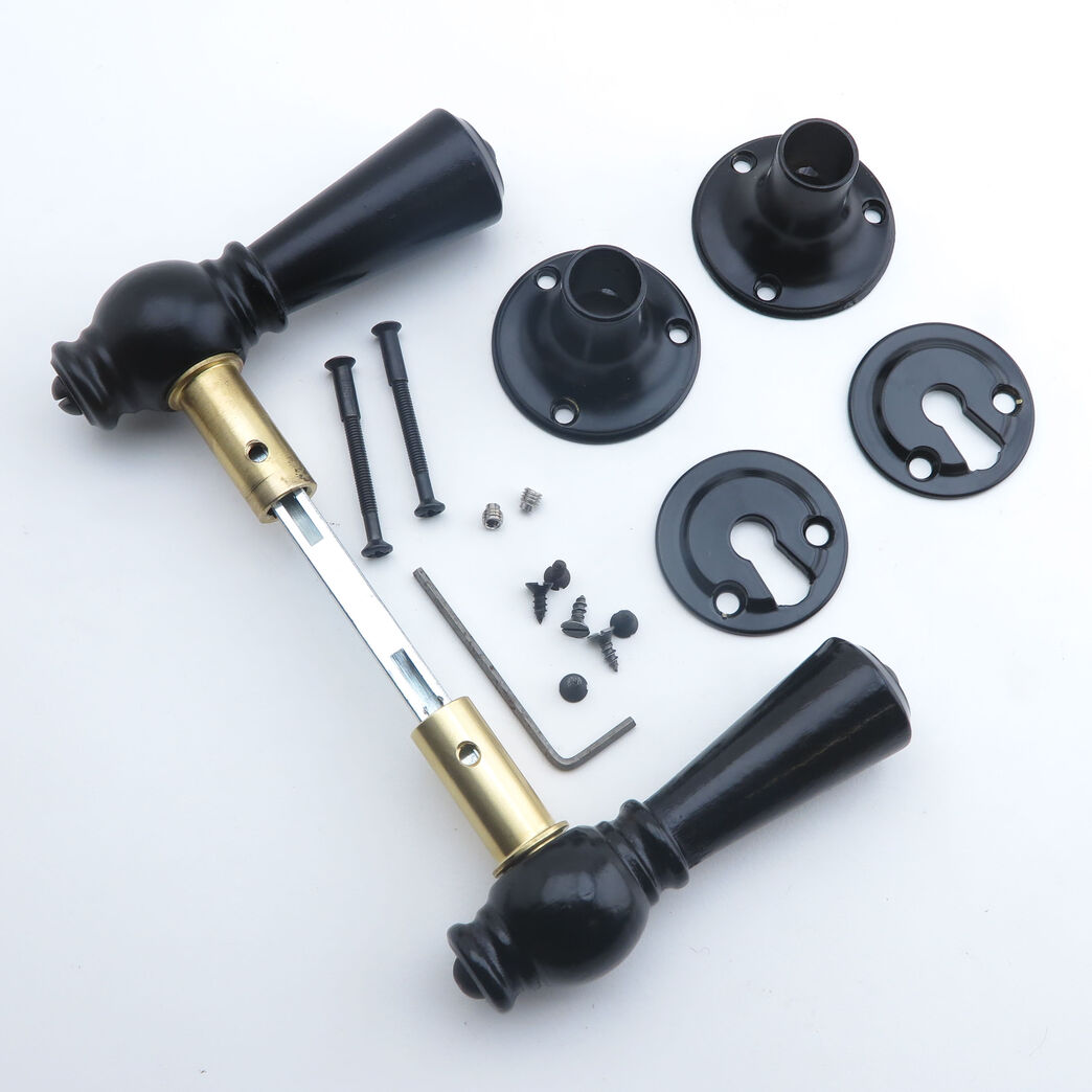 Trægreb til ny dør - knebelgreb i sortlakeret bøg