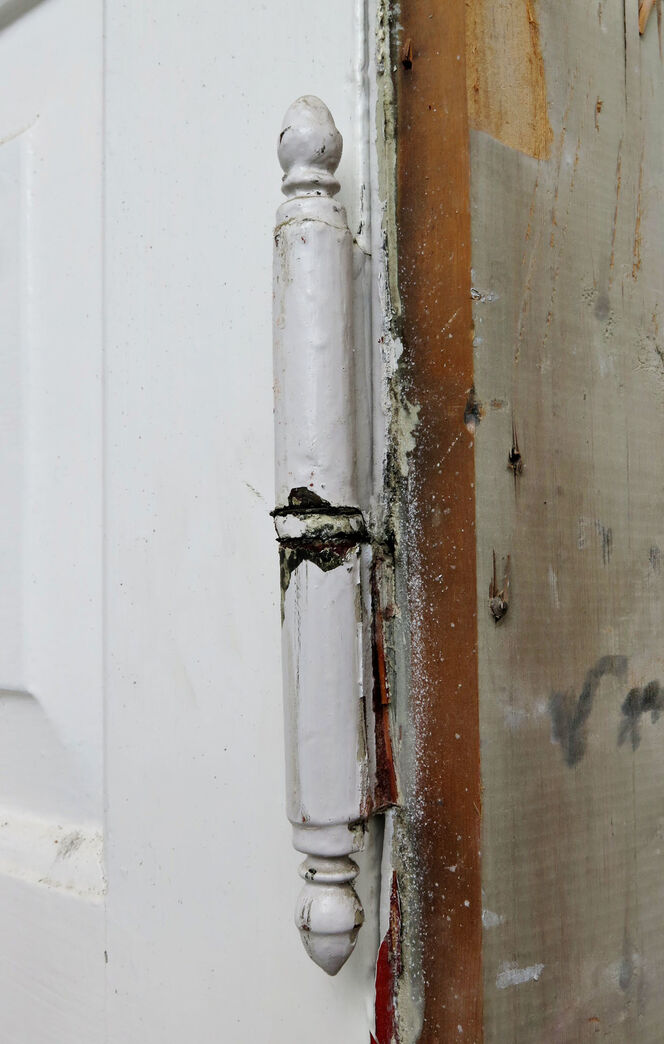 Skoledør med fyldninger og glas.