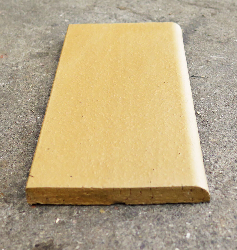 Hasle gul med afrundet langside