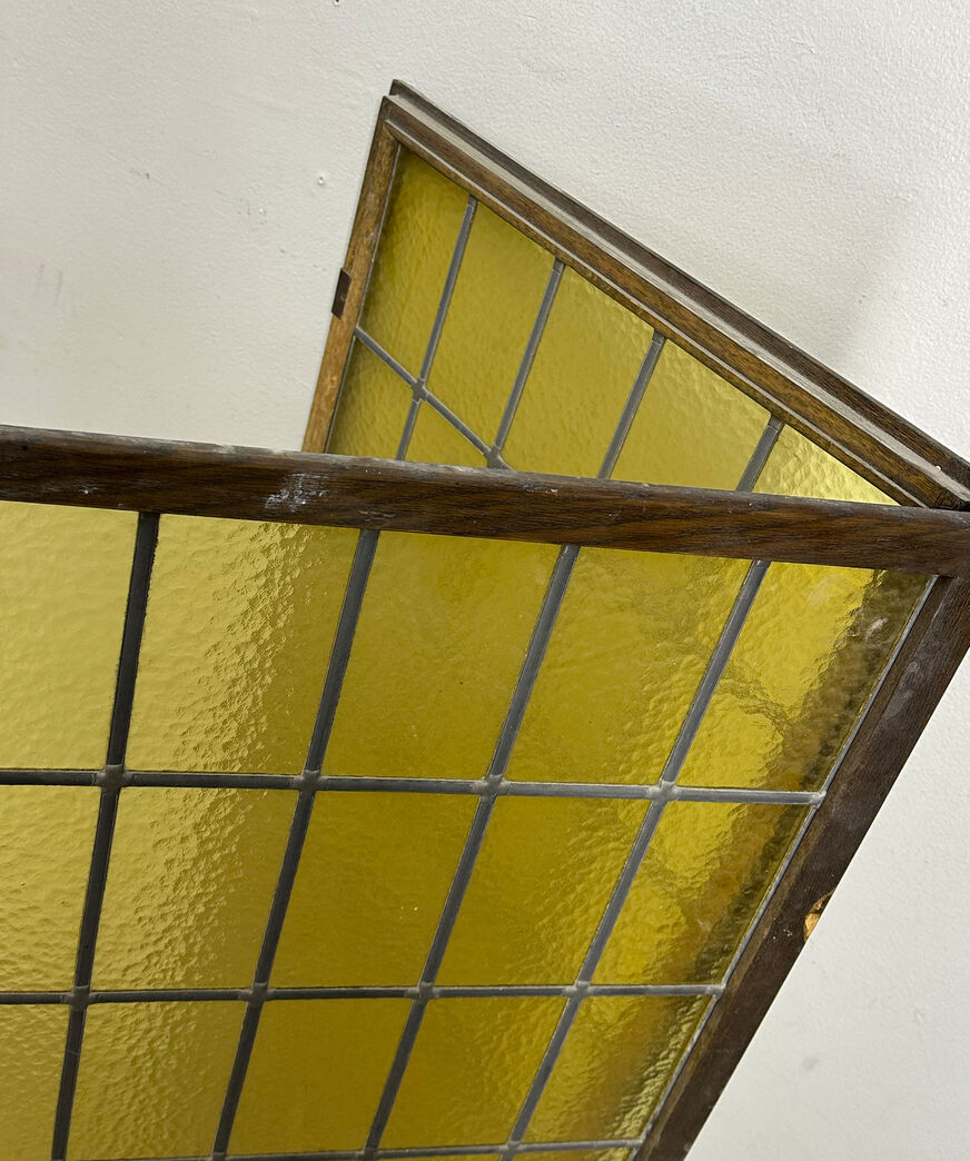 Teakvindue med blyindfattede ruder