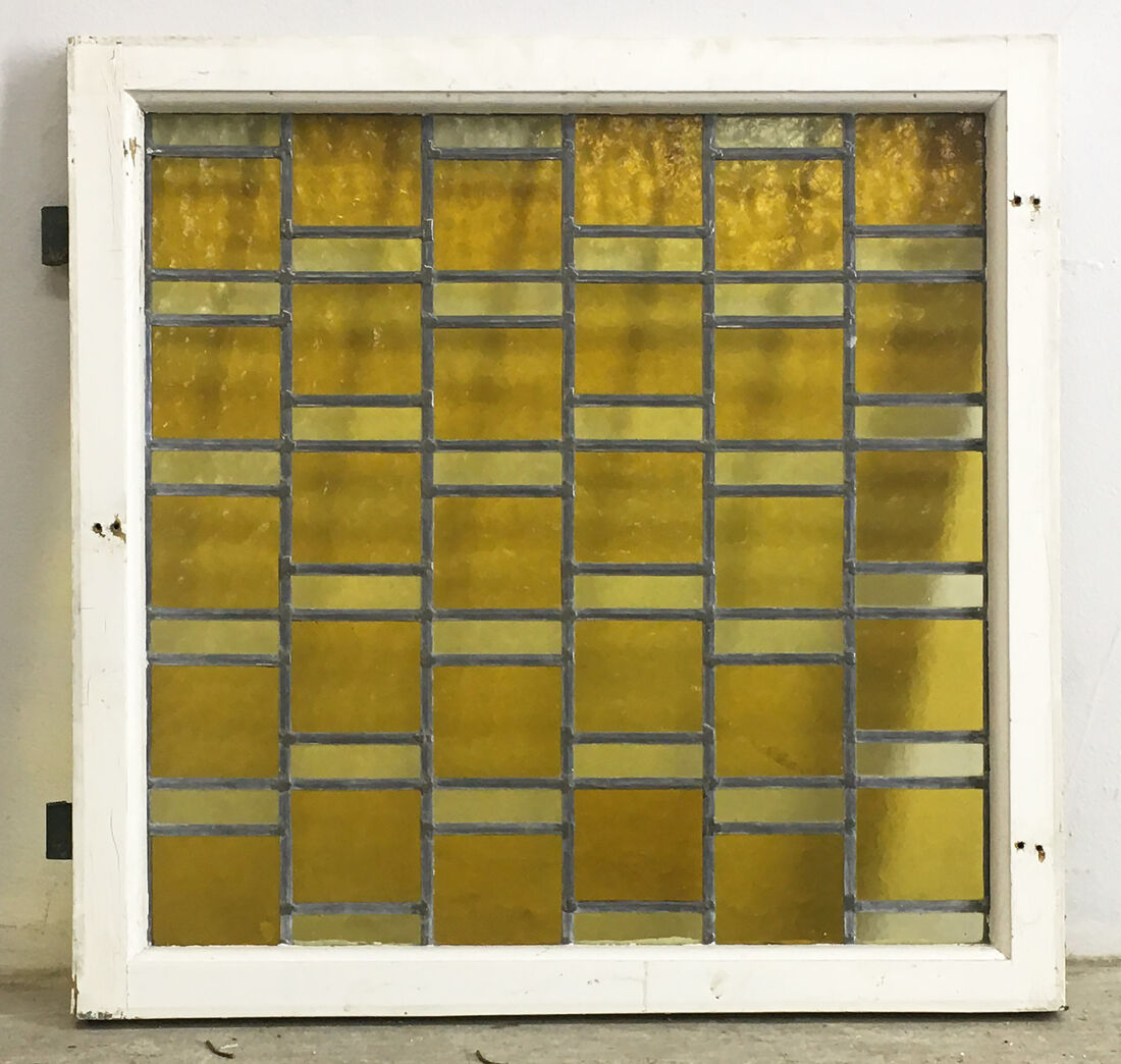 Vinduesramme med farvede glas