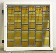 Vinduesramme med farvede glas