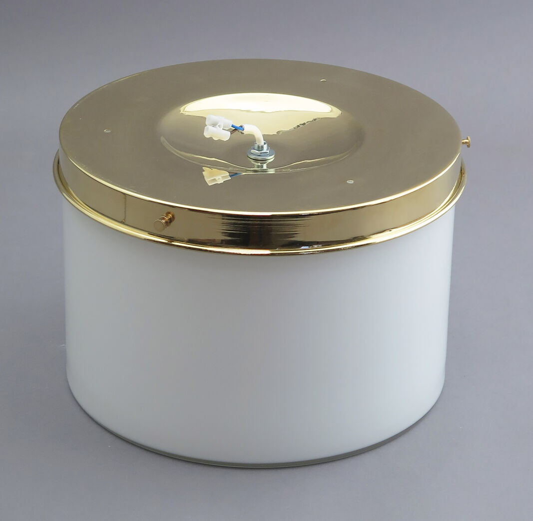 Loftlampe med hvidt opalglas og ophæng i messing