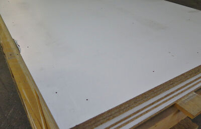 Hvid melamin spånplade med huller