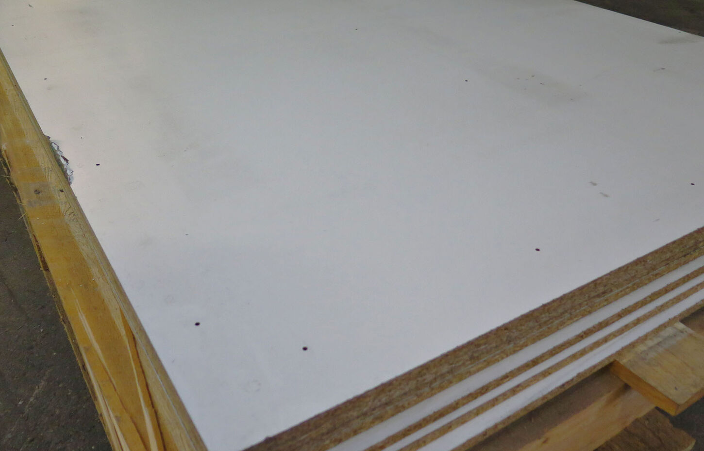 Hvid melamin spånplade med huller