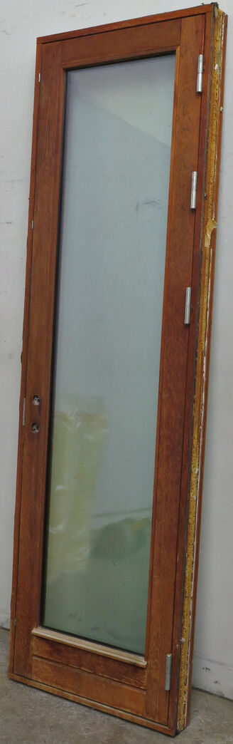 Høj og smal yderdør med glas og karm