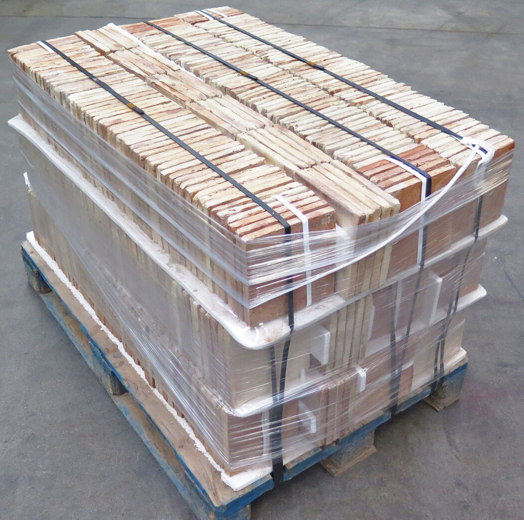 Kvadratiske terracotta gulvtegl i rød/gule nuancer Kvadratiske terracotta gulvtegl i rød/gule nuancer