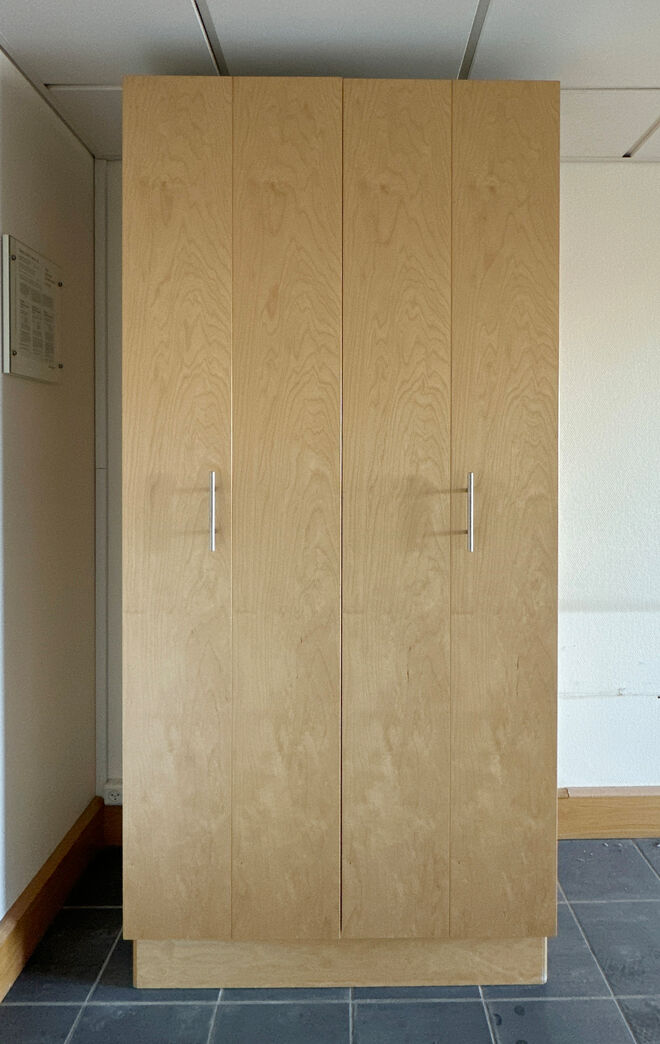 Garderobeskab med foldedøre 100 cm m. skævt hængsel.
