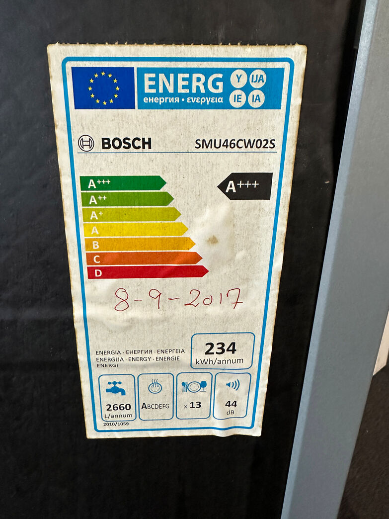 Tekøkken med  køleskab og opvasker