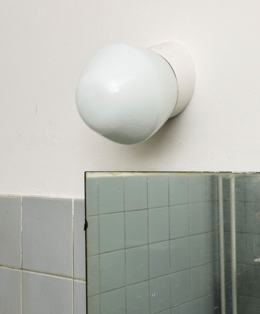 Væglampe med glaskuppel fra Vollsmose