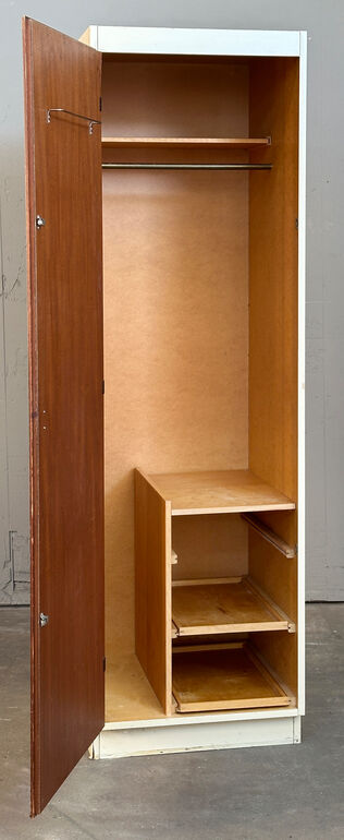 Garderobeskab med overfalset låge v.h