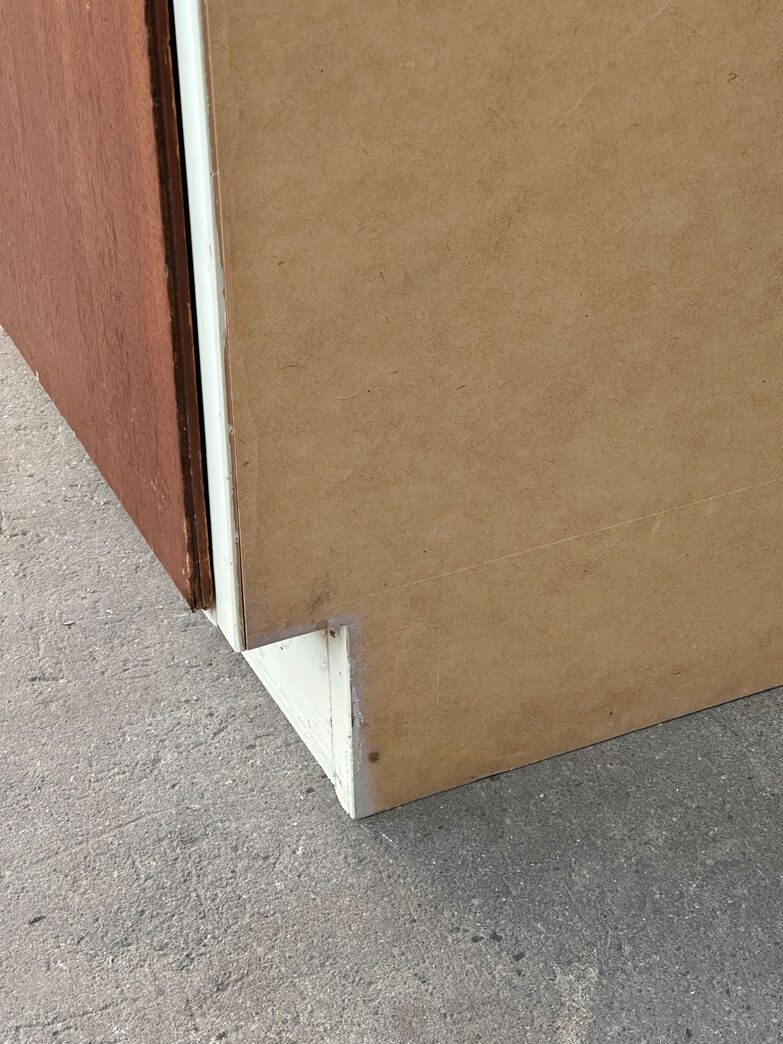 Garderobe/kosteskab med overfalset låge h.h