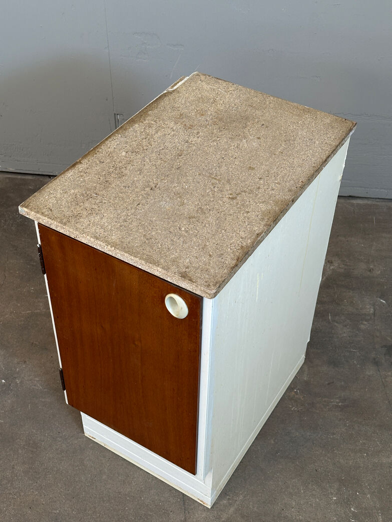 Grydeskab med stenplade med overfalset låge v.h.