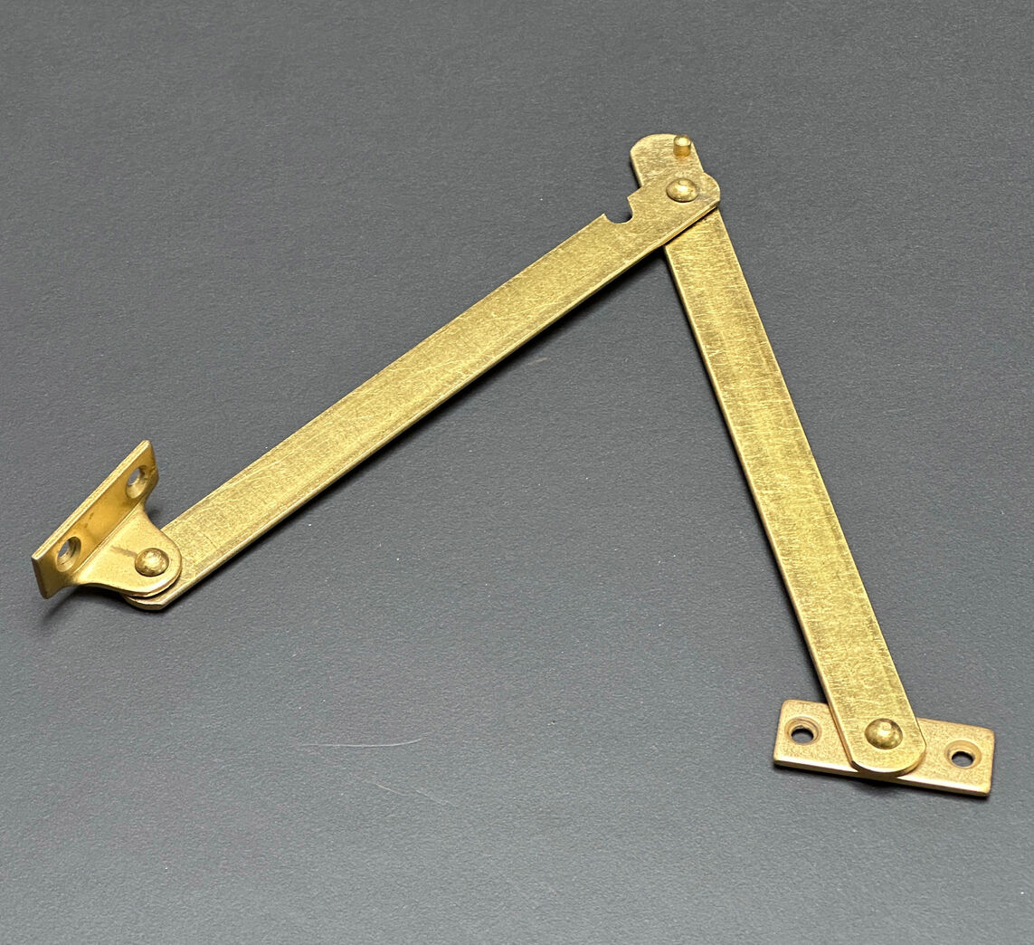 Skærehængsel med lågestøtte