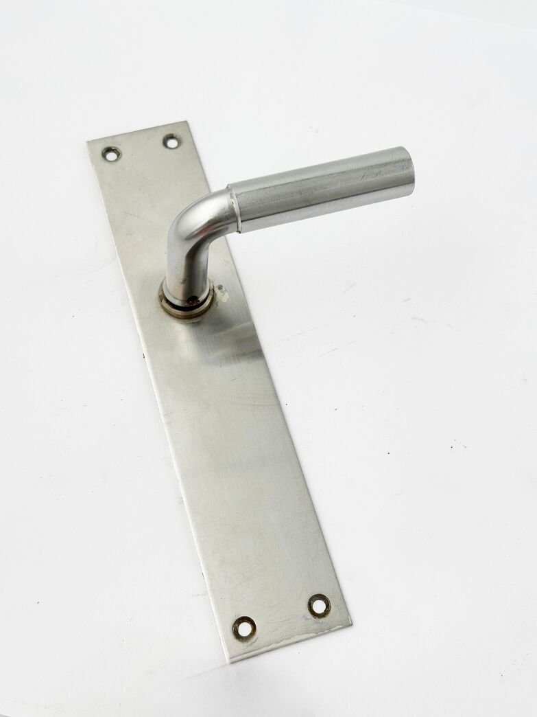 Kort stålgreb med langskilt.