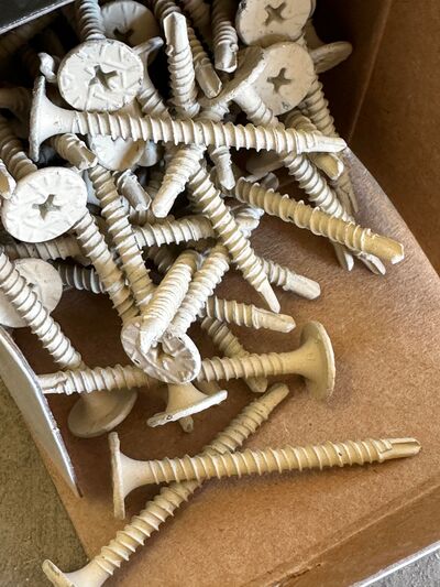 Troldtekt lyse skruer til stål 100 stk