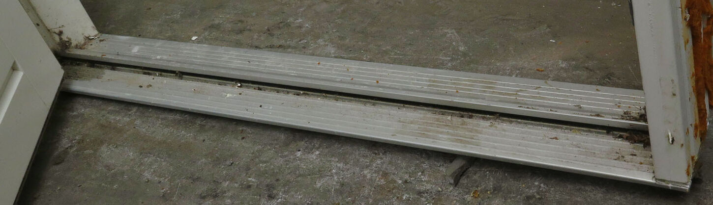 Facadedør med sideparti og skråt overstykke