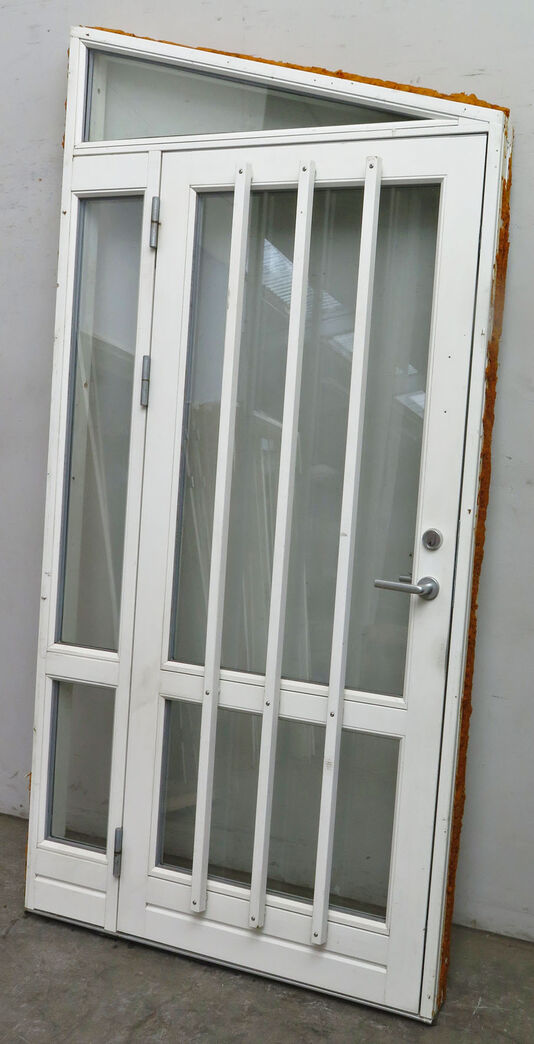 Facadedør med sideparti og skråt overstykke