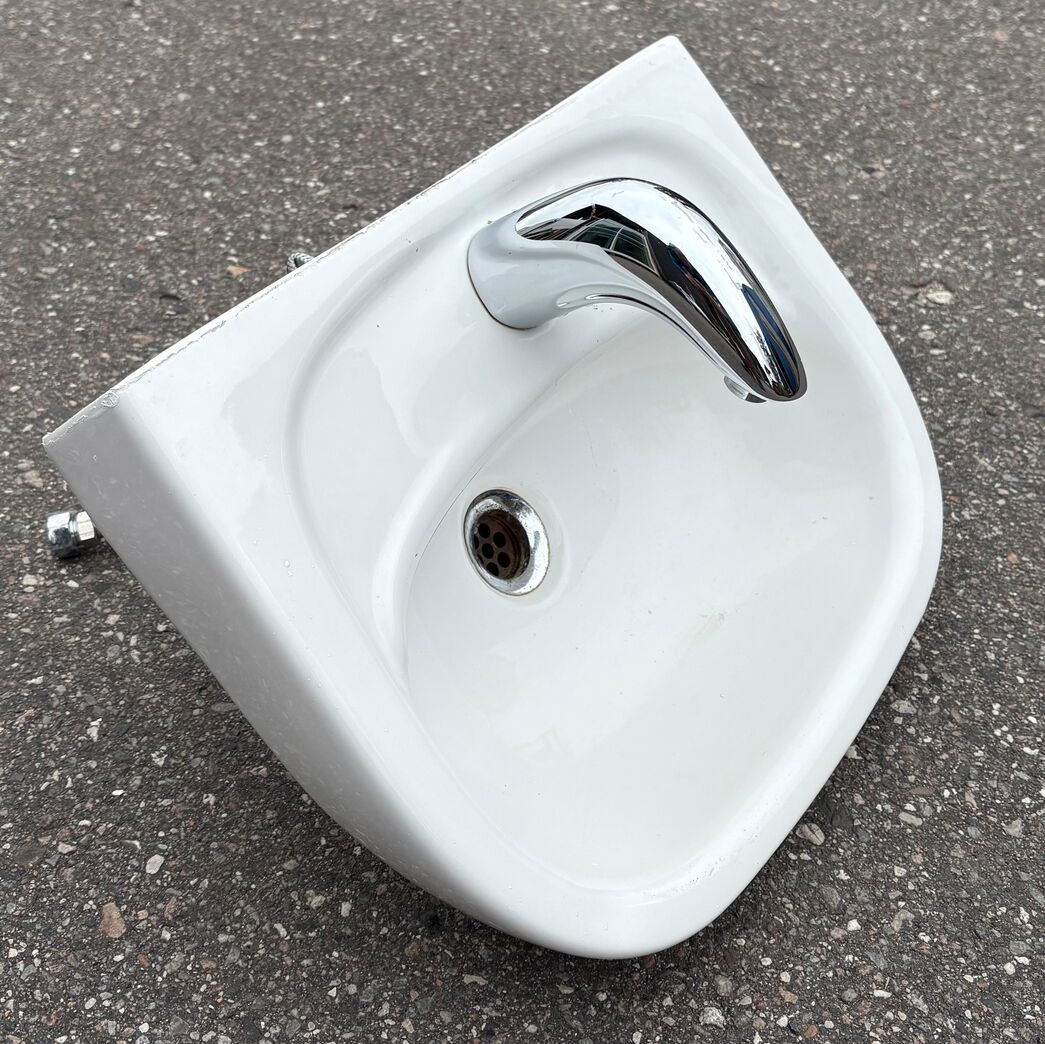 Ifö håndvask med Oras sensor armatur