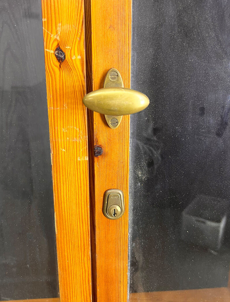 Skoleskab med glaslåger