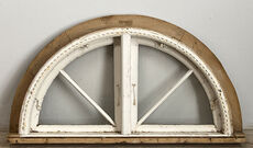 Halvrundt vindue med sprosser
