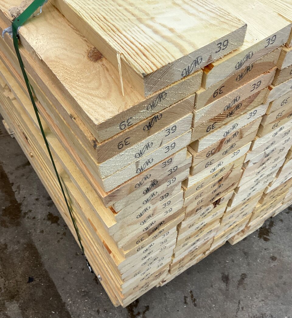 Ovntørret kantskåret fyr 32x150 mm 772 lbm.