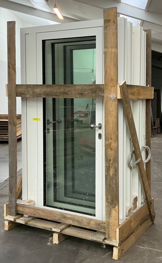 Yderdør med glas og elektrisk låsesystem