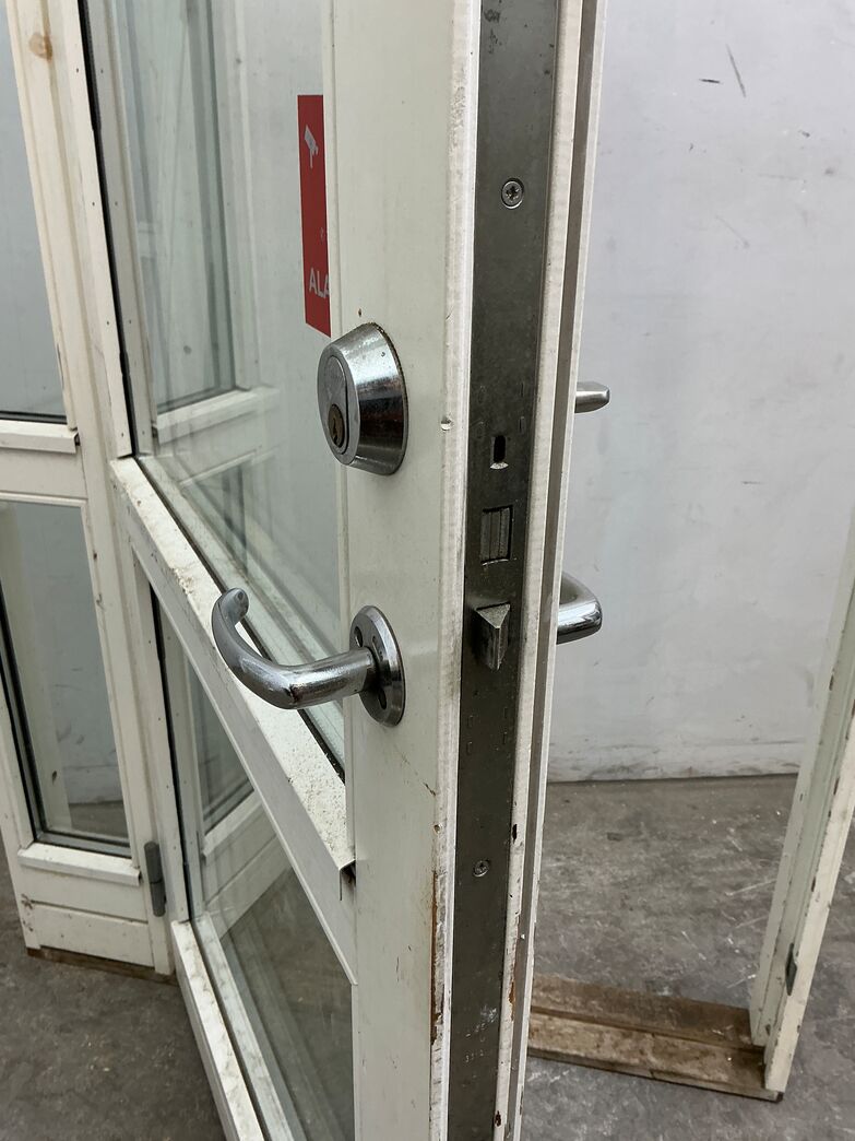 Yderdør med glas sideparti og karm
