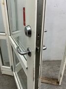 Yderdør med glas sideparti og karm