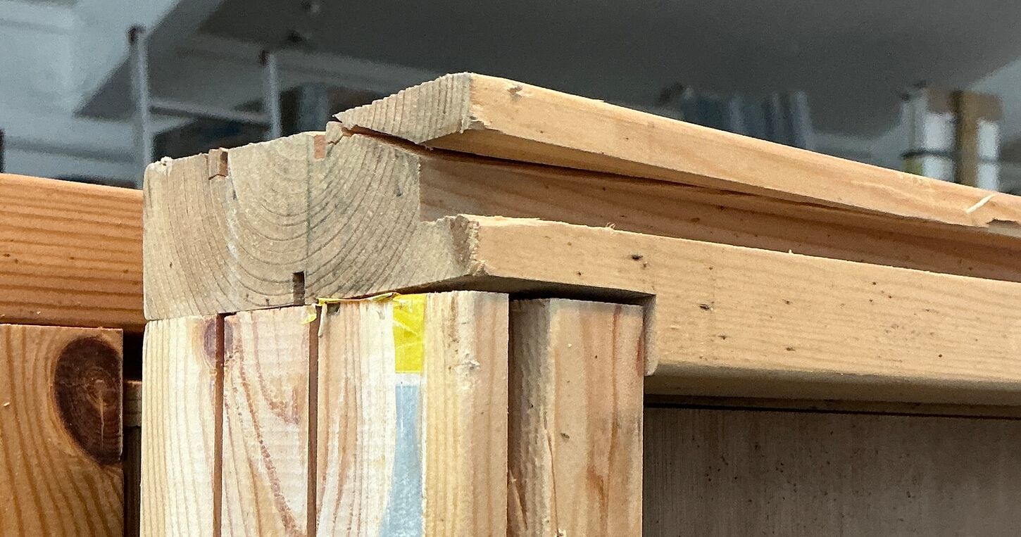 Udhusdør med karm, brugt på byggeplads