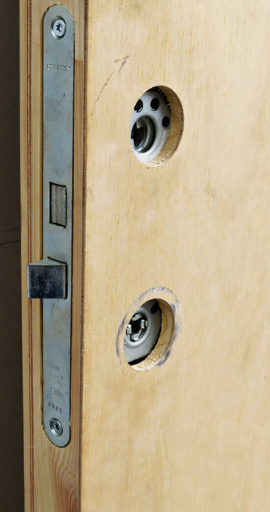 Udhusdør med karm, brugt på byggeplads