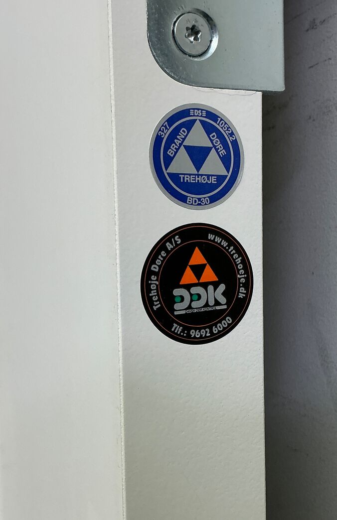 Trehøje dobbelt branddør BD30 M16 med karm