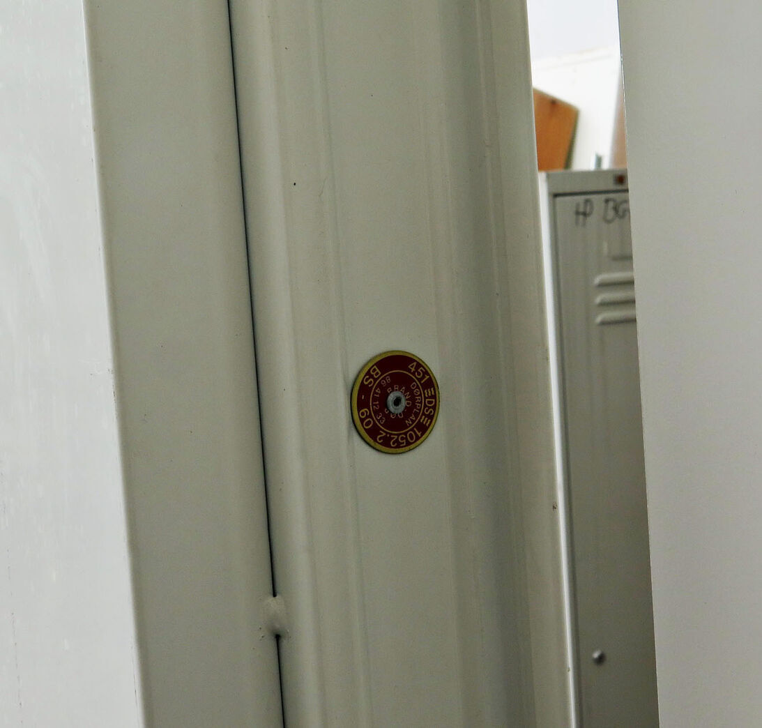 Smal BS60 ståldør med karm hh.