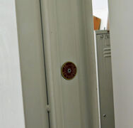 Smal BS60 ståldør med karm hh.