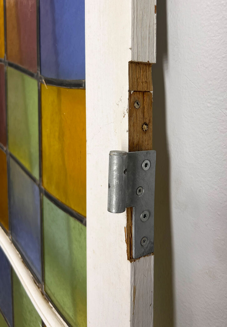 Dobbelt skabslåge med blyindfattet ruder