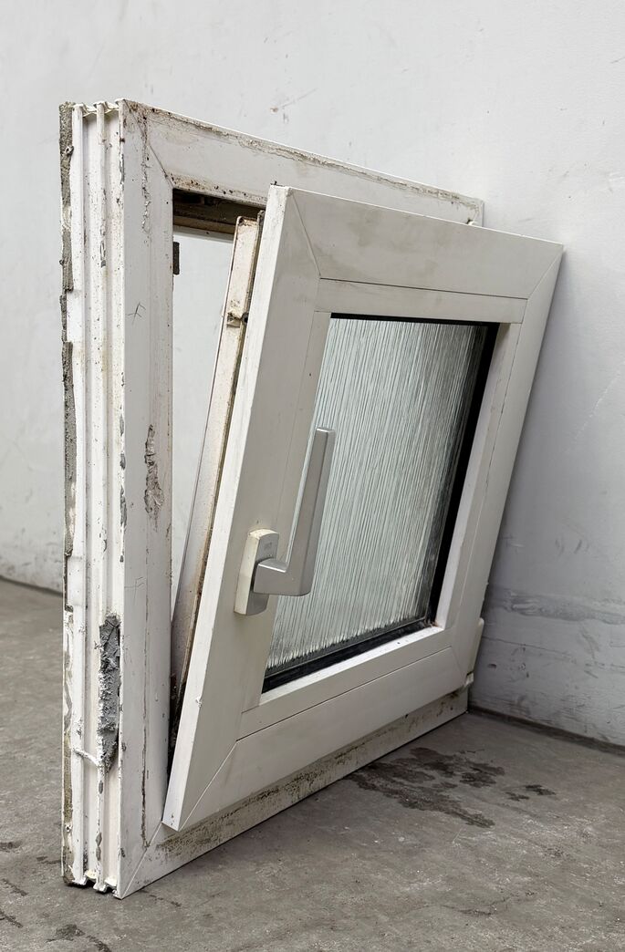 Plast sidehængt/kip termovindue 59x59 cm. matteret