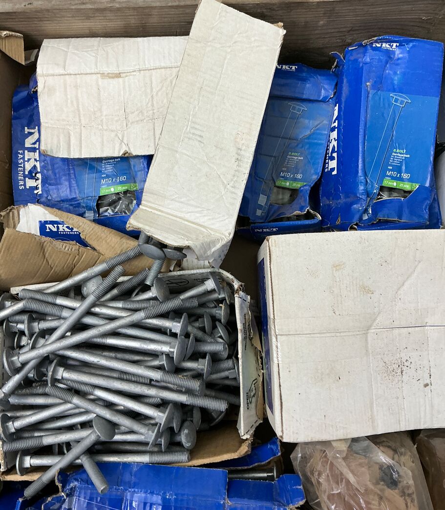 Bolte, møtrikker og skiver