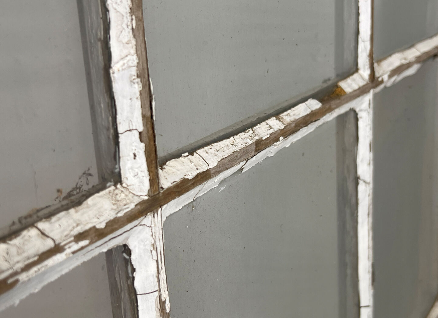 Stor vinduesramme med sprosser