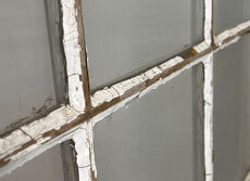 Stor vinduesramme med sprosser