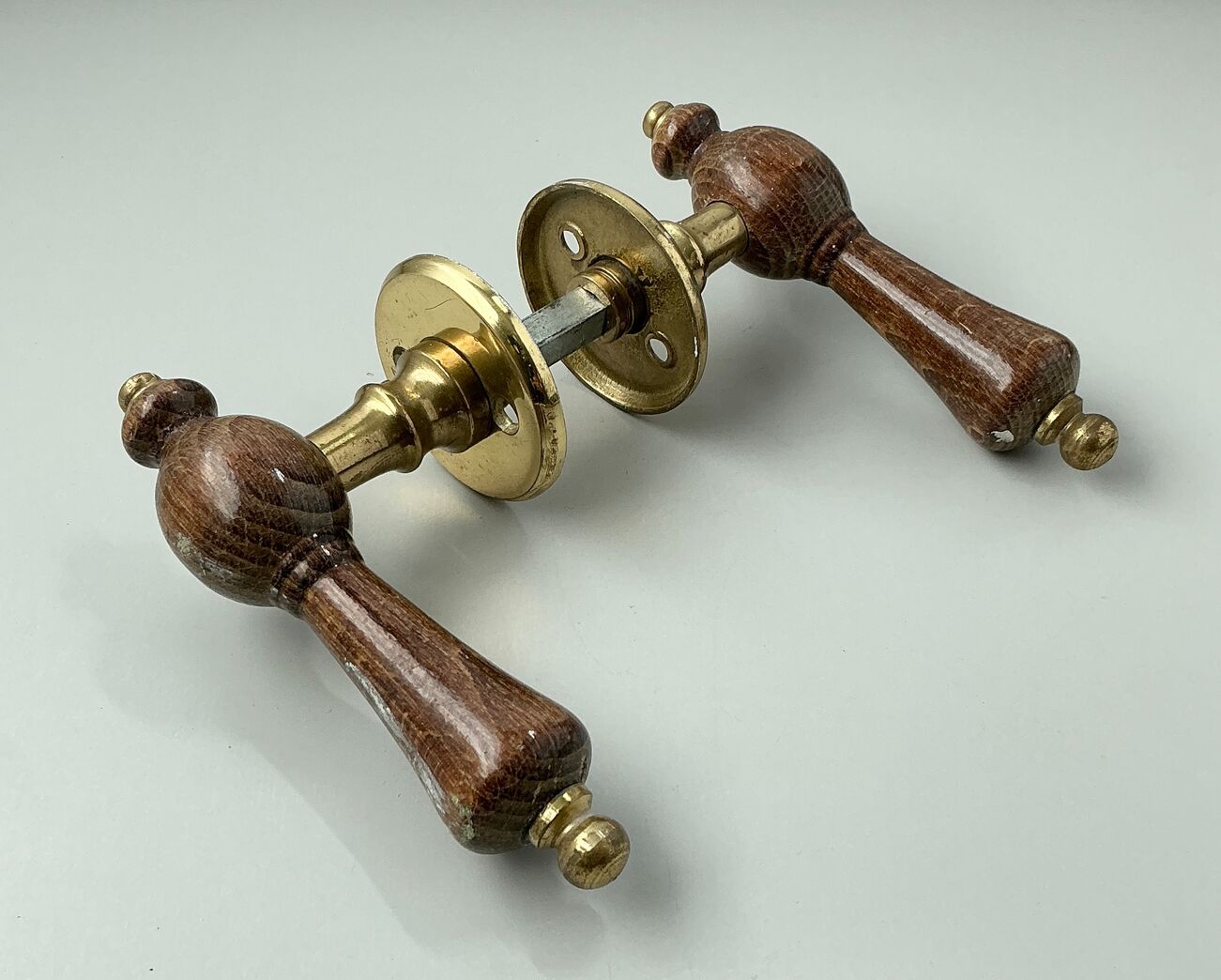 Knebelgreb m. messing rosetter og nøgleskilte