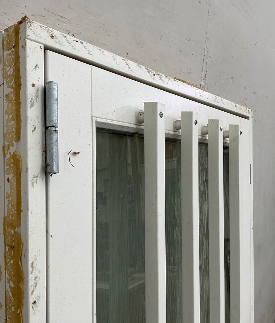 Hvid yderdør med matteret glas